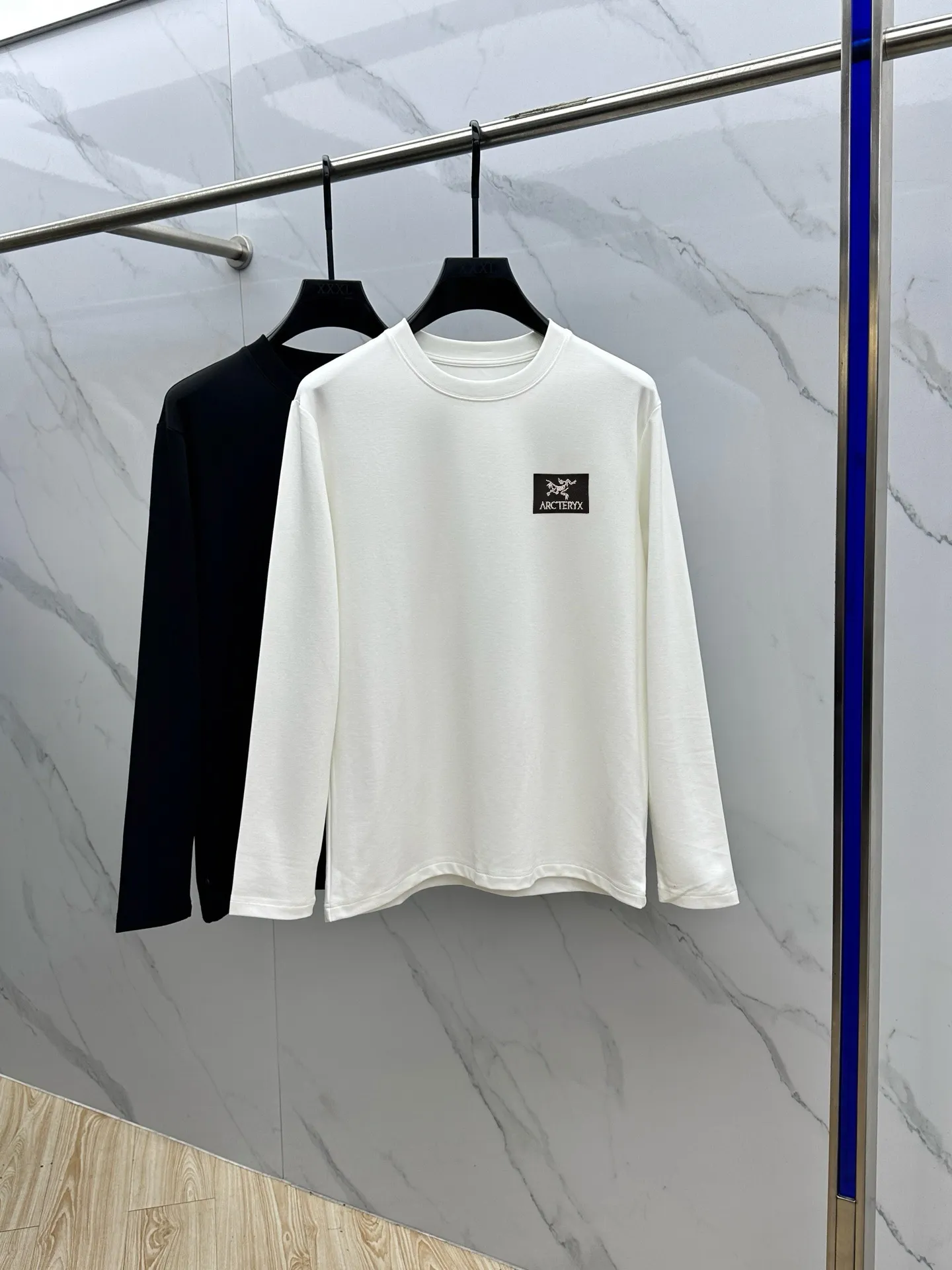 P190 Stonebird 2025 autumn and winter counter new fashion casual bottoming shirt long-sleeved T-shirt, fabric 280 grams Selected imported high-density double yarn 100% cotton fabric, made with exquisite original logo, excellent in comfort and breathability, soft, wrinkle-resistant, elastic and drapey. It is very handsome whether worn alone or as an inner layer. It is in line with men's practical dressing habits and pursues luxury, noble and elegant style, creating extraordinary men's taste. The visual effect is very good, the grade is very high, simple and fashionable, a must-have choice for leisure and business! Size: M-3XL